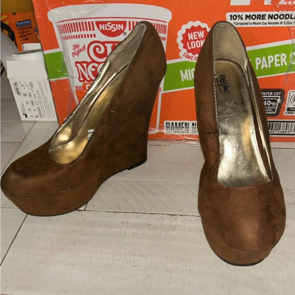 Mossimo women’s Y2K brown wedges size 8